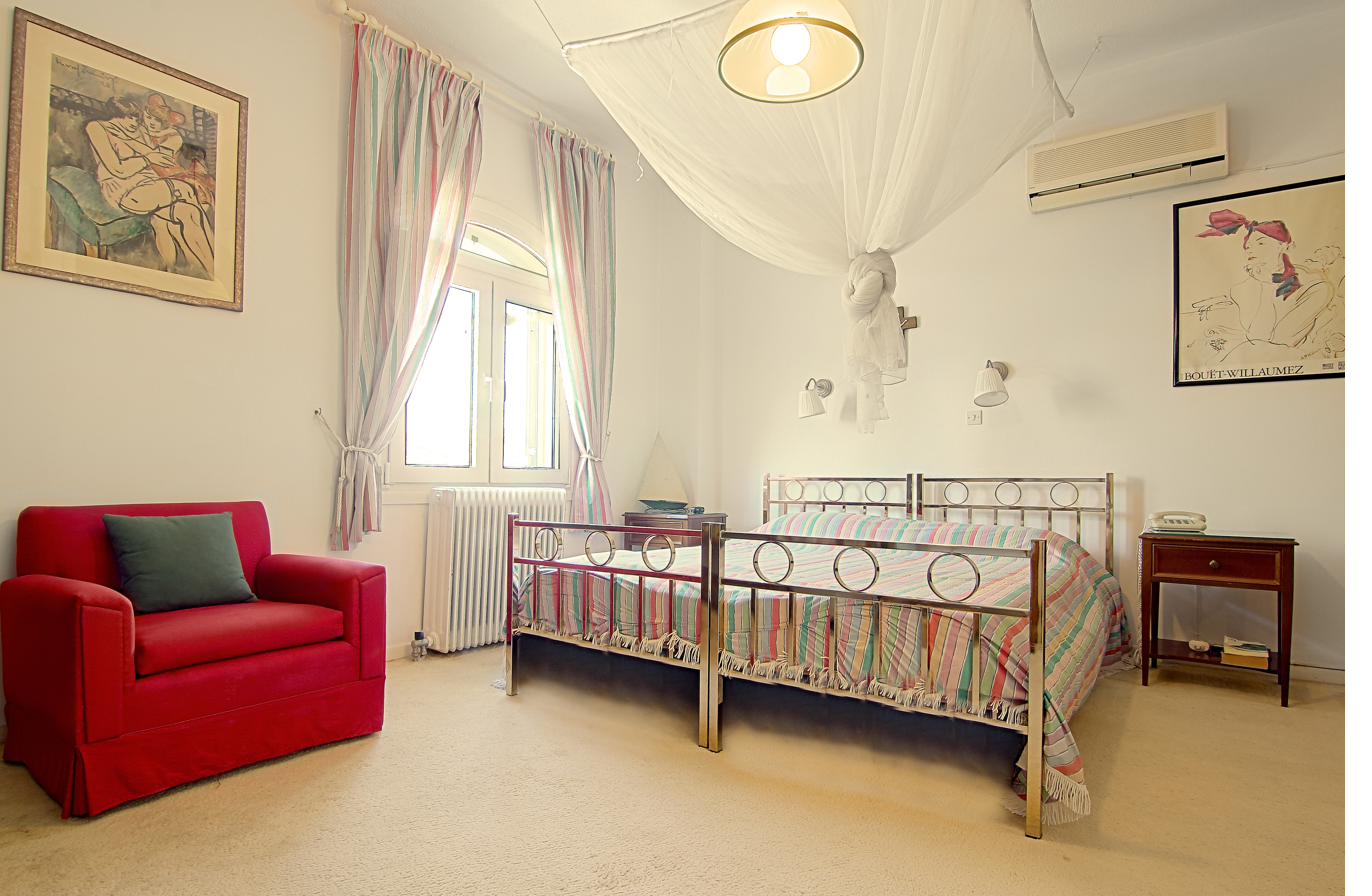 Double bedroom with armchair